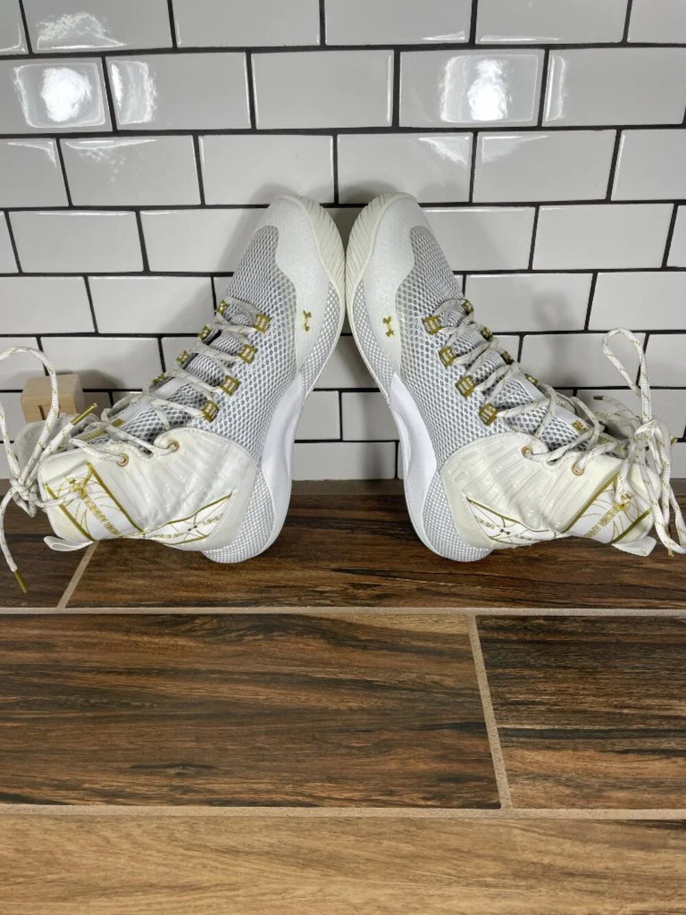 Under Armour HOVR Highlight Ace Shoes Womens Sz 9 White Gold Volleyball Sneakers